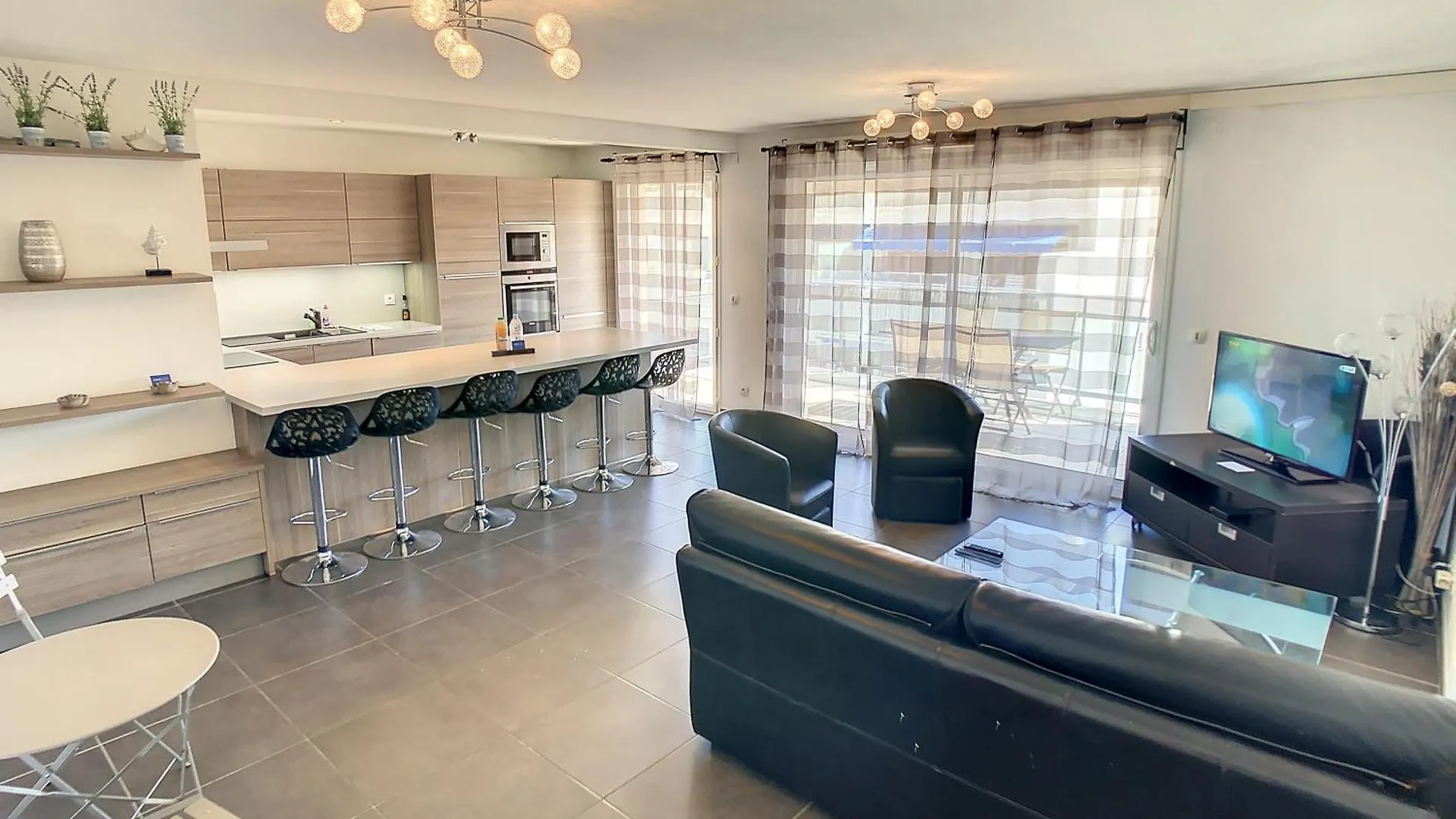 3 Bedrooms, 3 Bathrooms Central Cannes Lecerf 411